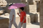 Japāņu tūristi Karnakas templī 8