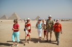 Tūristi pie piramīdām 15