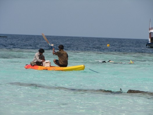 Maldīvu salu vietējie vīrieši izskatās piedzimuši ar airi rokās, tumsnēji, vēja aprautiem vaibstiem un skropstām kā Holivudas filmu dīvām 19749