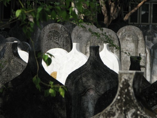Monarhu kapuvietas. Dinastijas galvām speciālas kapenes, pārējiem vīriešiem kapu plāksne ar spicu galu, sievietēm apaļu 19755
