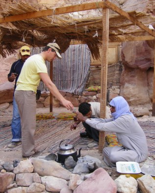 Kanjona lēzenajās vietās tūristus sagaida beduīni, kuri piedāvā atpūsties un nogaršot vietējo tēju 19844