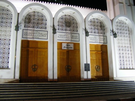 Virs mošejas durvīm ir rakstīti citāti no Korāna 19938