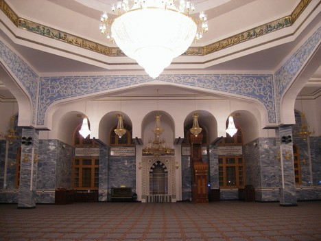 Mošejas zāle. Reliģiskā pārliecība vietējiem iedzīvotājiem neļauj lietot alkoholu un cūkas gaļu 19941