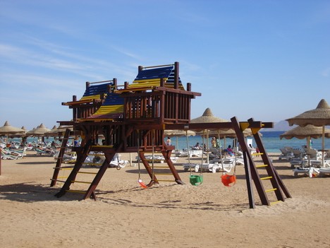Šarm el Šeihas kūrorta viesnīcas piedāvā izklaides iespējas bērniem, kā arī aukles pakalpojumus. Viesnīcas Baron Resort bērnu laukums 19991