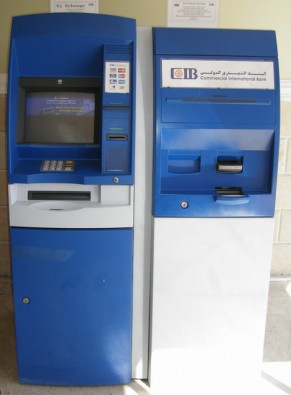 Viesnīcas hallē atrodas bankas automāts un valūtas maiņas automāts 20013