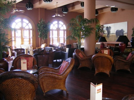 Viesnīcā atrodas restorāns, a la carte restorāns (internacionālā, itāļu, austrumu un zivju virtuve), 5 bāri, diskotēka, konferenču zāle, suvenīru veik 20049