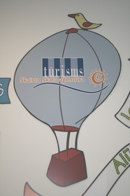 Skaisto skatu aģentūras logo ieskicēts gaisa balonā 20113