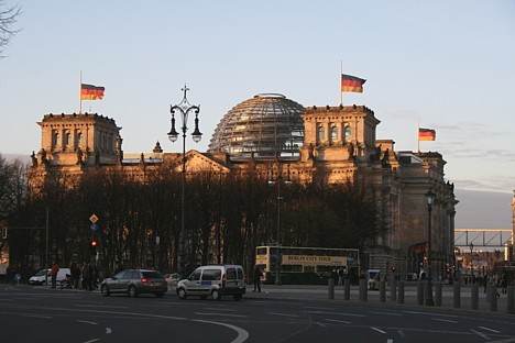Reihstāgs ir kļuvis par vienu no populārakajiem Berlīnes tūrisma objektiem no pulksten 8:00 līdz 24:00. Sīkāka informācija: www.bundestag.de 20230