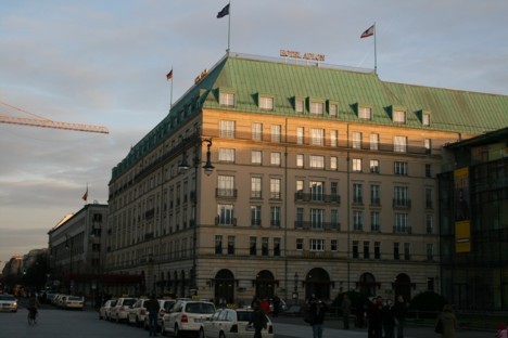 Berlīnes slavenākā un leģendārākā viesnīca Adlon pagājušajā gadā svinēja 100 gadu jubileju. Daudzas prominentas personas ir iecienījušas šo viesnīcu B 20232