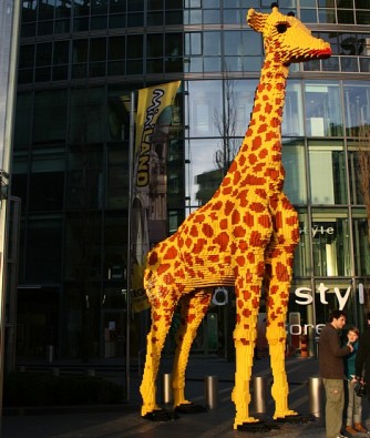 Milzu žirafe reklamē jaunatvērto Berlīnes Legoland - www.legolanddiscoverycentre.com 20238