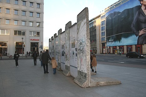 Berlīnes mūra sienas fragmenti, kas vairākus gadus desmitus atdalīja Austrumvāciju no Rietumvācijas. 20239