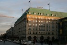 Berlīnes slavenākā un leģendārākā viesnīca Adlon pagājušajā gadā svinēja 100 gadu jubileju. Daudzas prominentas personas ir iecienījušas šo viesnīcu B 4