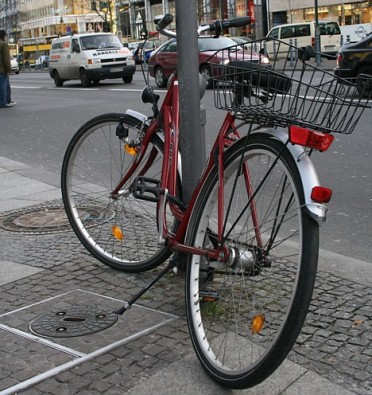 Berlīnē ir pieejama laba velosipēdu infrastruktūra. Ja nav vēlmes pašam braukt - var izsaukt velotaksi - www.velotaxi.com 20265