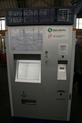 Pilsētas metro biļetes ir starp 2 un 3 eiro vienam braucienam 2 stundu garumā 20267
