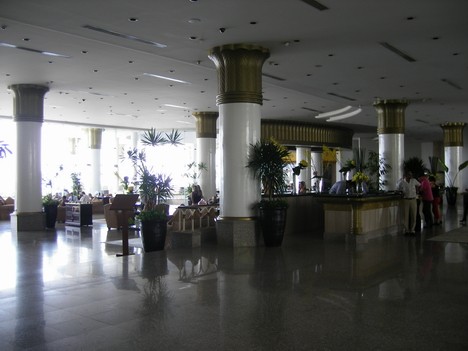 Viesnīcas foajē. Viesnīcas komplekss sastāv no 14 korpusiem, kuros atrodas 321 viesnīcu numuri 20296