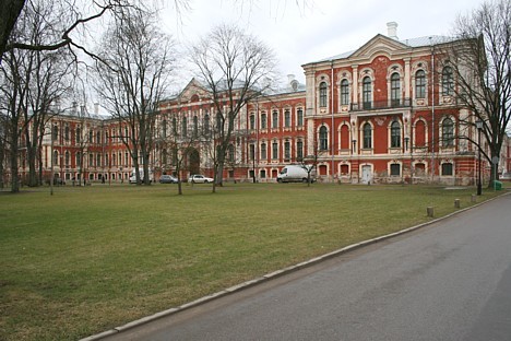 Latvijas Lauksaimniecības universitāte. Baroka pili 1738. gadā pēc Kurzemes un Zemgales hercoga Ernsta Johana Bīrona vēlmes sāka celt itāliešu arhitek 20689
