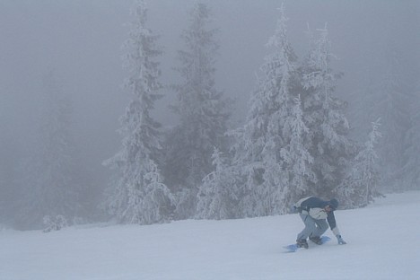 Borderkrosa trase vijās paralēli zem sniega paslēptam strautam: nepārtraukti tramplīni, lēcieni pāri strautam un slaloms starp pusotru metru dziļām be 21129