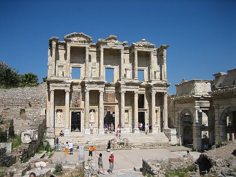 Kušadasī atrodas vairāki interesanti apskates objekti: Efesa, Junavas Marijas māja, kur viņa pavadījusi mūža pēdējos gadus, pirmatnējais ciematiņš Šir 21222