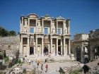 Kušadasī atrodas vairāki interesanti apskates objekti: Efesa, Junavas Marijas māja, kur viņa pavadījusi mūža pēdējos gadus, pirmatnējais ciematiņš Šir 5