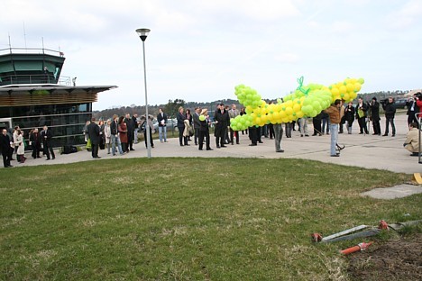 Līdz jūnija sākumam Ventspils lidostas darbību nodrošinās Rīgas lidostas personāls. Tajā pasažierus apkalpos trīs aviācijas drošības inspektori, kuri  21688