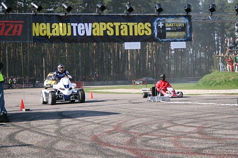 Kvadrocikls ar BMW motoru pret kartingu ar 1 litra motoru - kartings uzvar 21711