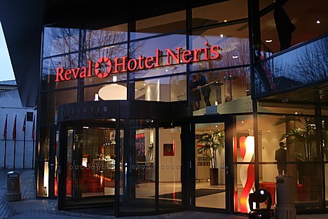 Bijušās viesnīcas Neris ēka ir rekonstruēta un pārbūvēta mūsdienu prasībām - Reval Hotel prasībām. Viesnīcu tīklam tagad Lietuvā ir 4 viesnīcas - Viļņ 21723