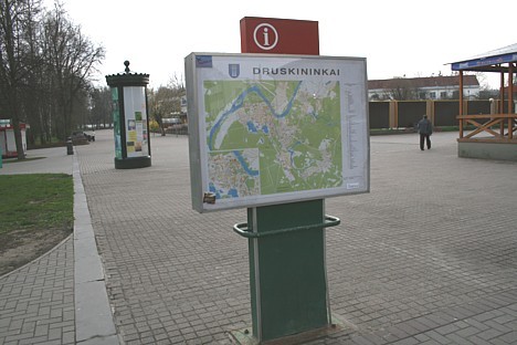 Kartes Druskininkai ielās palīdz tūristiem un atpūtniekiem orientēties. Visu nepieciešamo informāciju iespējams iegūt Druskininku tūrisma informācijas 21777