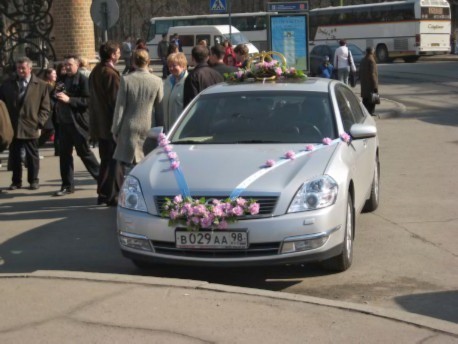 Sestdienās Sanktpēterburgas ielas pārvēršas par kāzu ceramoniju skatuvi 21790
