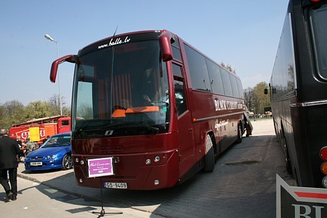 Svētku autobusi ir ērti lietošanā, jo tādā veidā var apbraukāt gandrīz visu pilsētu, malkojot kokteiļus un izvingrinot kājas deju soļos 21941