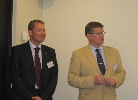 No kreisās: Pontus Gillfelt (Reval Hotel Elizabete ģenerāldirektors) un Kari Hiltunen (Reval Hotels viesnīcu vadītājs Latvijā) 22055