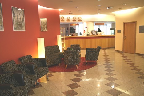Viesnīca saviem viesiem piedāvā plašas izklaides iespējams. Šeit atrodas slavenais restorāns un naktsklubs Neringa, kas iecienīts galvaspilsētas iedzī 22119