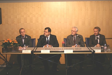 Preses konferencē piedalījās (no kreisās): Jānis Baļķens un Krišjānis Peters (abi VAS 