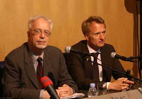 Vācijas vēstnieks Latvijā Eberhards Šupiuss (no kreisās) ir gandarīts par jaunatklāto reisu, jo tas ļauj viņam tagad ērtāk nokļūt uz savām dzimtām māj 22162
