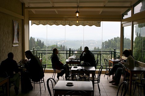 Taverna pie Ahileja pils, no kuras paveras brīnišķīgs dabas skats 22197