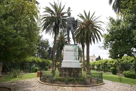 Ahileja skulptūra pils parka centrā 22209