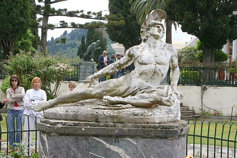 Traģiska sižeta mirstoša Ahileja skulptūra ar nāvējošo bultu papēdī, kas veidota no viena marmora gabala 22212