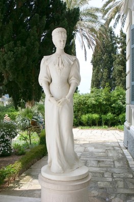 Pils iekšpagalmā ir arī Austrijas ķeizarienes Elizabetes marmora skulptūra 22218