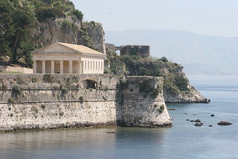Kerkiras templis uz vecā forta.  Sīkāka informācija par ceļojuma iespējām uz Korfu: www.teztour.lv 22242