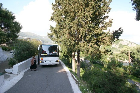 Ceļš ir gandrīz autobusa platumā salas rietumu piekrastē pie Paleokastritsas 22249