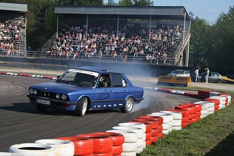 Latvijas Drifta Sēriju atklāšanas pasākums – sacensības „SABI DRIFT SHOW” 11.05 pulcēja virs 50 automašīnām. Drifts ir automašīnas vadīšana kontrolēja 22263