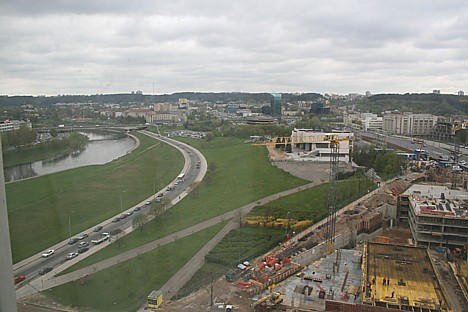 No viesnīcas logiem paveras skats uz Neris upi, bet tuvumā esošo būvbedri nedzird 22302