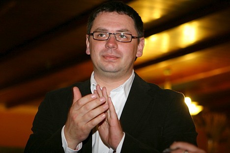 Tez tour Latvijas pārstāvniecības vadītājs Konstantīns Paļgovs aplaudē dejotājiem 22368