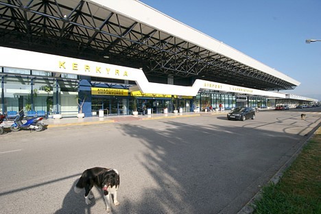 Kerkiras lidosta, kur arī sastopami draudzīgie suņi brīvsolī 22371