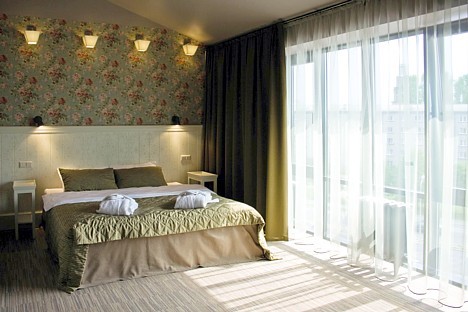 Viesnīca „Promenade Hotel” saviem viesiem piedāvā 42 komfortablus viesu numurus. To interjers ir izsmalcināti un individuāli veidots 22500