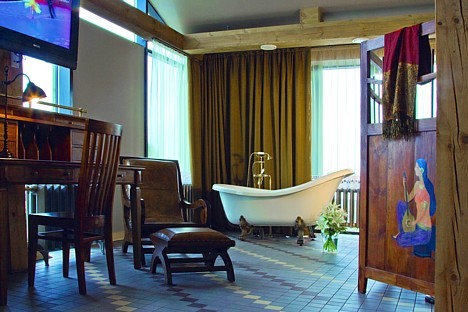 Viesnīca „Promenade Hotel” saviem viesiem piedāvā 2 lukss klases numurus – vienvietīgus un divvietīgus – ar kopējo gultu. Plašie, moderni aprīkotie un 22501
