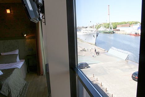 No viesnīcas loga paveras skats uz liepājas ostu, kurā bieži piestāj kugi gan no Latvijas, gan no citām Eiropas valstīm 22505