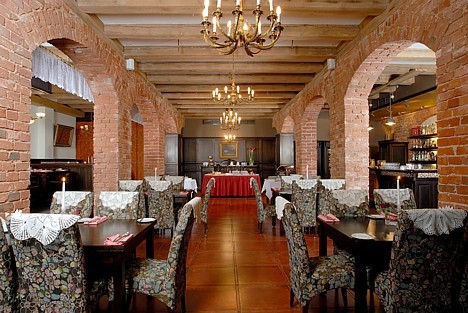 Viesnīcas restorāns „Piano” ēkas 1. stāvā vienlaicīgi var uzņemt līdz 100 viesiem, piedāvājot plašu Eiropas un latviešu nacionālās virtuves ēdienkarti 22510