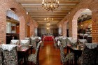 Viesnīcas restorāns „Piano” ēkas 1. stāvā vienlaicīgi var uzņemt līdz 100 viesiem, piedāvājot plašu Eiropas un latviešu nacionālās virtuves ēdienkarti 17