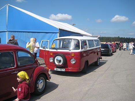 Arī vecais VW busiņš ir smuki restaurēts un piesaista uzmanību 22607