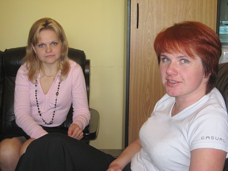 No kreisās: Krāslavas TIC vadītāja Tatjana Kazačuka un TIC galvenā speciāliste Inta Lipšāne 22621